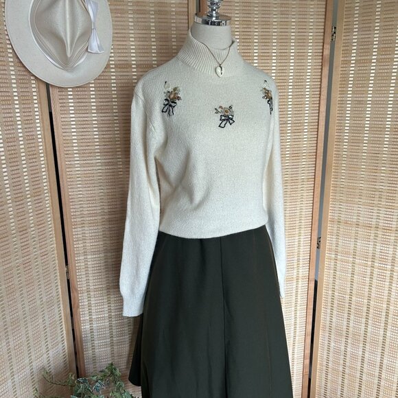 Vintage Cream knit sweater with Beaded Bows - Picture 1 of 12